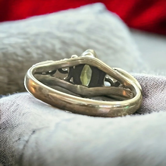 Peridot Bali Sterling Silver Ring (7.25) - Picture 3 of 4